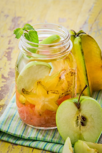 Aufgossene Wassermischung aus Sternfrucht, Grapefruit und Apfel