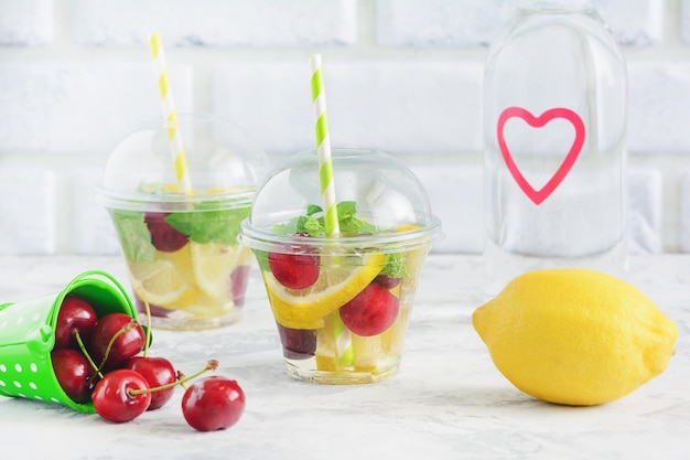 Aufgossenes Wasserglas mit Bio-Fruchtbeerenminze