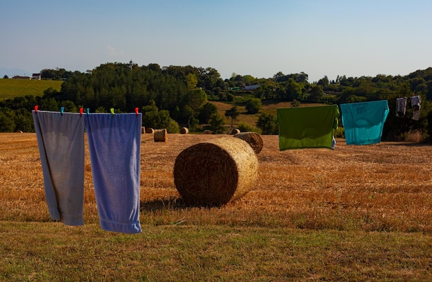 Aufhängen von Kleidung auf dem Land entlang der Le Puy Route in der Sommersaison