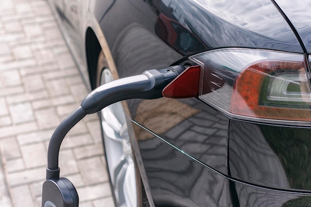 Aufladen der Batterie von Elektroautos an der Ladestation Umweltfreundliche Tankstelle der neuen Generation