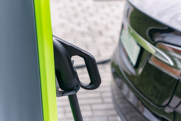 Aufladen der Batterie von Elektroautos an der Ladestation Umweltfreundliche Tankstelle der neuen Generation