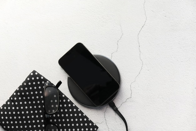 Aufladen des Smartphones mit dem Wireless Charging Pad, Draufsicht