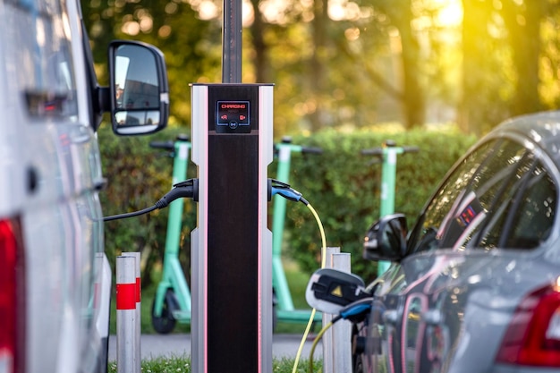 Aufladen moderner Elektrofahrzeuge an einer Straßenstation Der Prozess des Aufladens eines Elektroautos