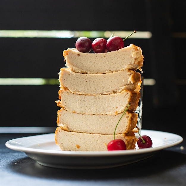 Auflauf Hüttenkäse Pudding Kuh- oder Ziegenmilchkuchen auf dem Tisch gesundes Essen Mahlzeit Snack