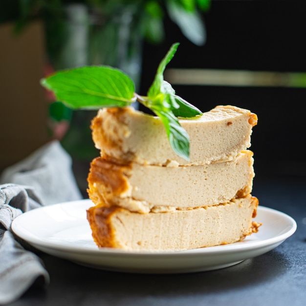 Auflauf Hüttenkäse Pudding Kuh- oder Ziegenmilchkuchen auf dem Tisch gesundes Essen Mahlzeit Snack