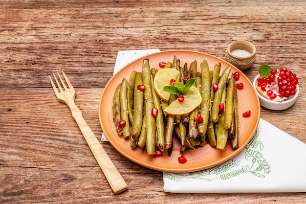 Auflauf mit grünen Bohnen, Sesam, Granatapfel, Minze und Zitrone