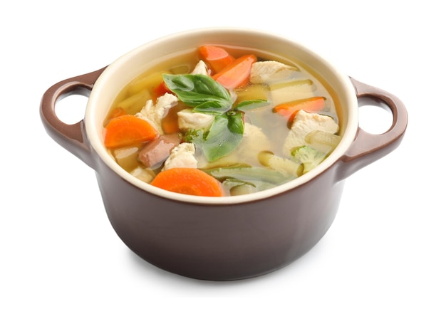 Auflauf mit köstlicher Truthahnsuppe auf weißem Hintergrund