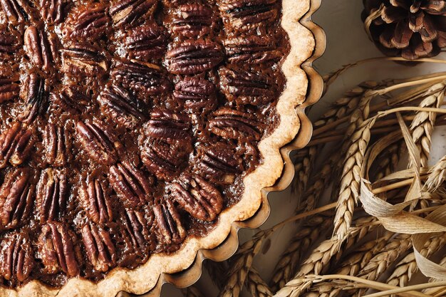 Auflaufform mit leckerem Pekannusskuchen auf dem Tisch Traditionelles Dessert für Thanksgiving oder Weihnachten