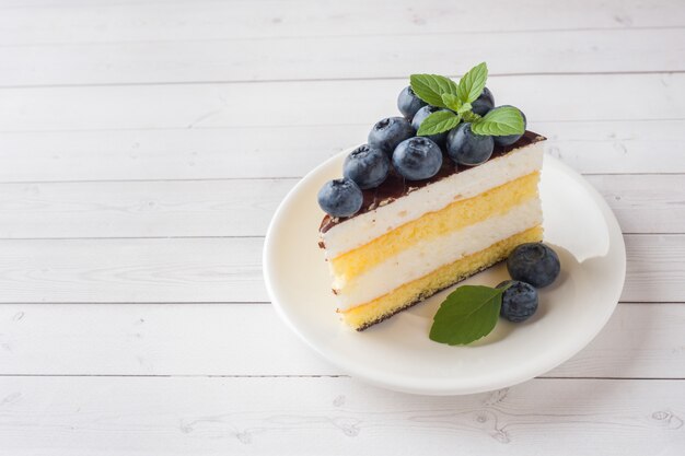 Auflaufkuchen mit Glasur und frischen Blaubeeren