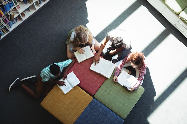 Aufmerksame Studenten, die in der Bibliothek studieren