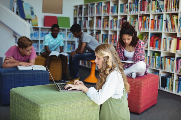 Aufmerksame Studenten, die in der Bibliothek studieren