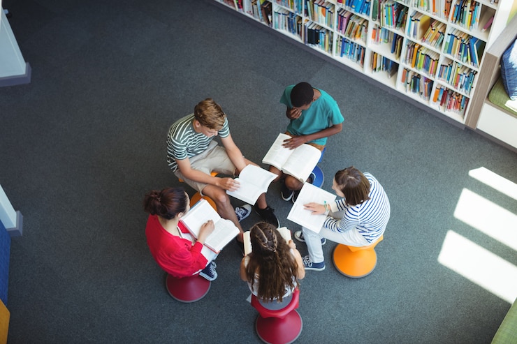 Foto aufmerksame studenten, die in der bibliothek studieren