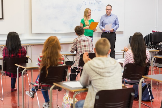 Aufmerksame Studenten mit Lehrer im Klassenzimmer