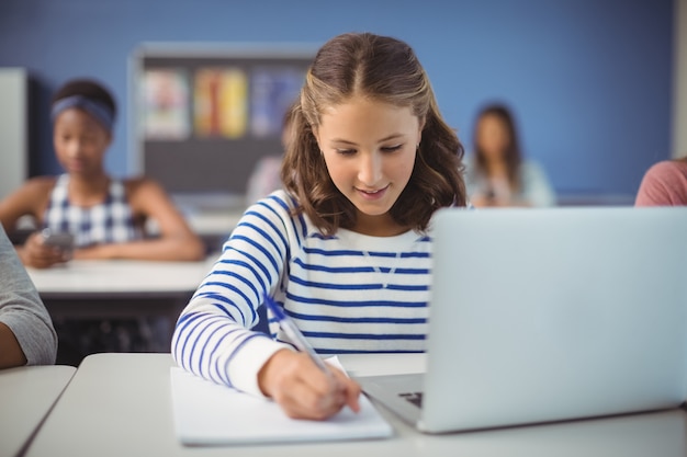 Aufmerksamer Schüler, der im Klassenzimmer studiert