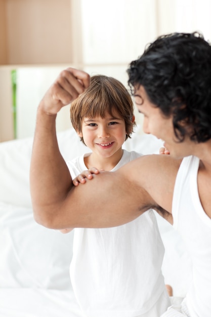 Aufmerksamer Vater, der mit seinem Sohn spielt