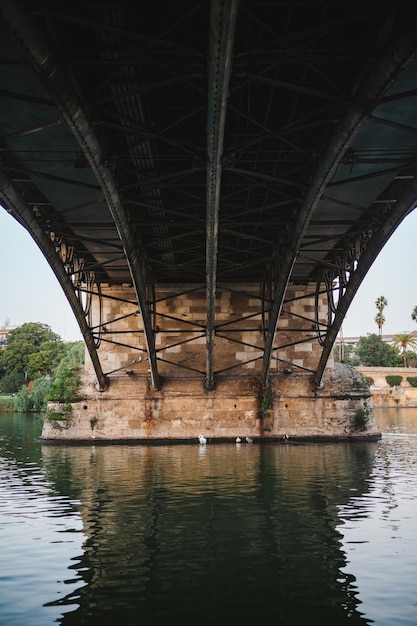 Aufnahme der Triana-Brücke von unten im Fluss Guadalquivir in Sevilla