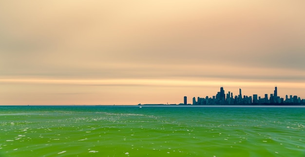 Foto aufnahme des lake michigan und der skyline von chicago mit azurblauen farbtönen und einem wunderschönen himmel.