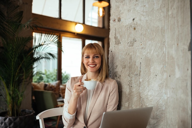 Aufnahme einer attraktiven jungen Frau in einem Café
