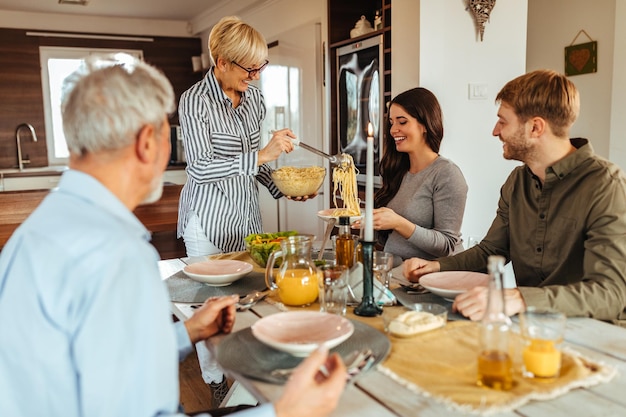 Aufnahme einer Familie beim gemeinsamen Mittagessen