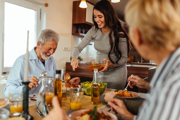 Aufnahme einer Familie, die zu Hause zusammen isst