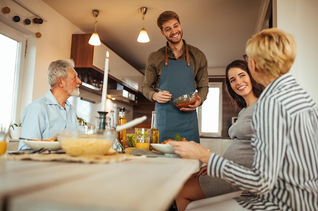 Foto aufnahme einer familie, die zu hause zusammen isst