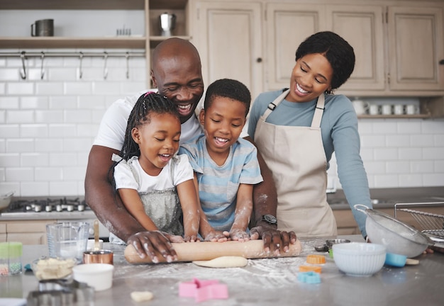 Aufnahme einer Familie, die zusammen in der Küche backt