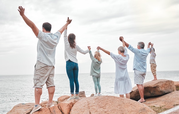 Aufnahme einer glücklichen Familie, die einen Tag an der Küste genießt