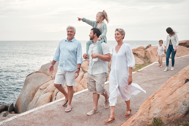 Aufnahme einer glücklichen Familie, die einen Tag an der Küste genießt