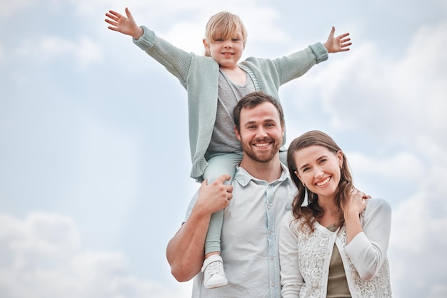 Aufnahme einer glücklichen Familie, die einen unterhaltsamen Tag im Freien genießt