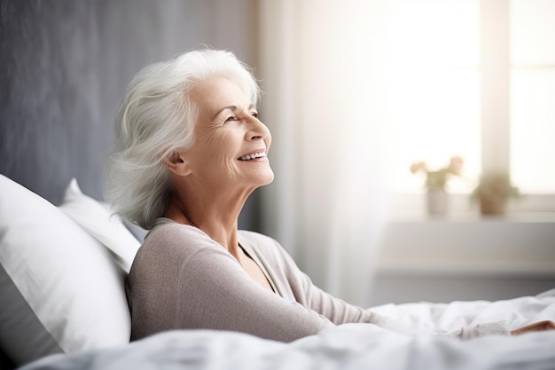 Aufnahme einer glücklichen Seniorin, die den Tag genießt, während sie auf ihrem Bett ruht