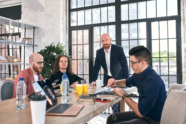 Aufnahme einer Gruppe junger Geschäftsleute, die sich treffen