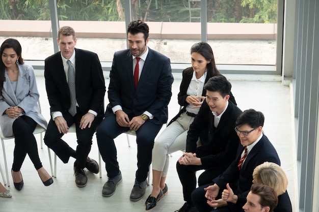 Aufnahme einer Gruppe von Geschäftsleuten, die in einem Büro eine Diskussion führen