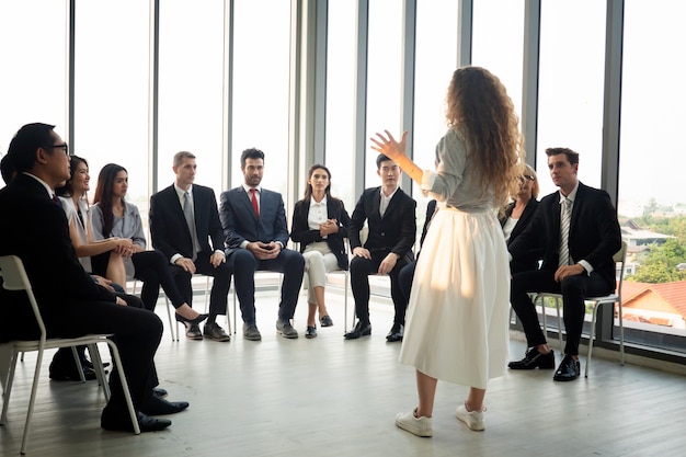 Aufnahme einer Gruppe von Geschäftsleuten, die in einem Büro eine Diskussion führen