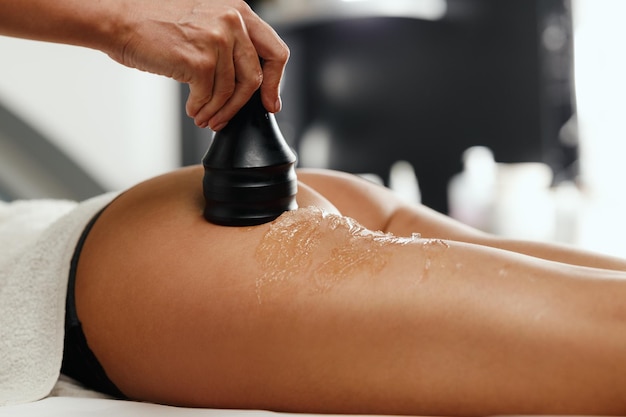 Aufnahme einer nicht erkennbaren Frau, die im Schönheitssalon eine Anti-Cellulite-Massage bekommt. Sie hat eine Vakuumbehandlung zur Fettreduktion.