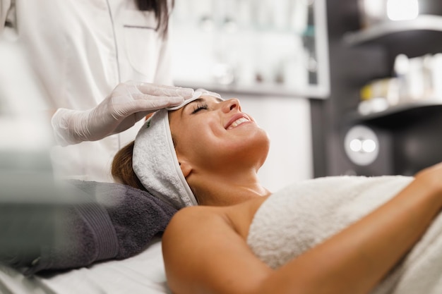 Aufnahme einer schönen jungen Frau bei einer Gesichtsbehandlung im Schönheitssalon.