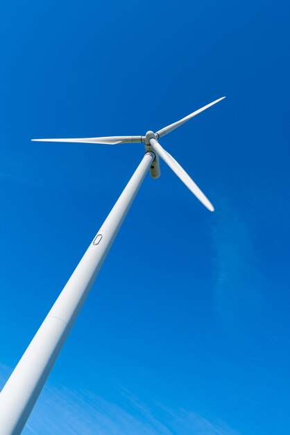 Aufnahme einer Windmühle, die sich gegen den blauen Himmel dreht