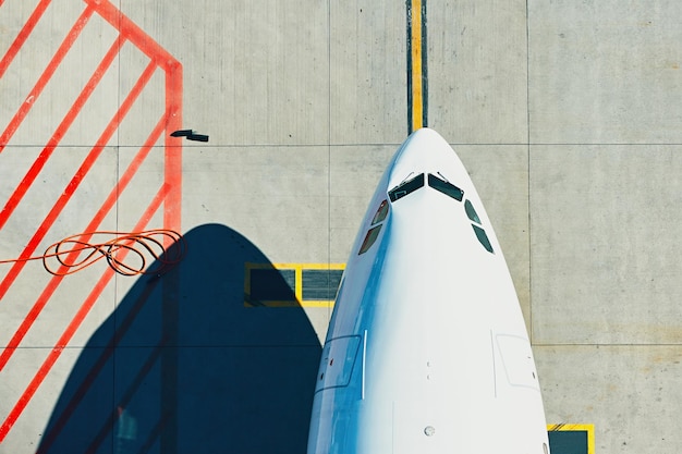 Aufnahme eines Flugzeugs auf der Start- und Landebahn