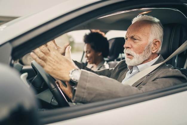 Aufnahme eines gestressten Senior-Geschäftsmanns beim morgendlichen Pendeln.