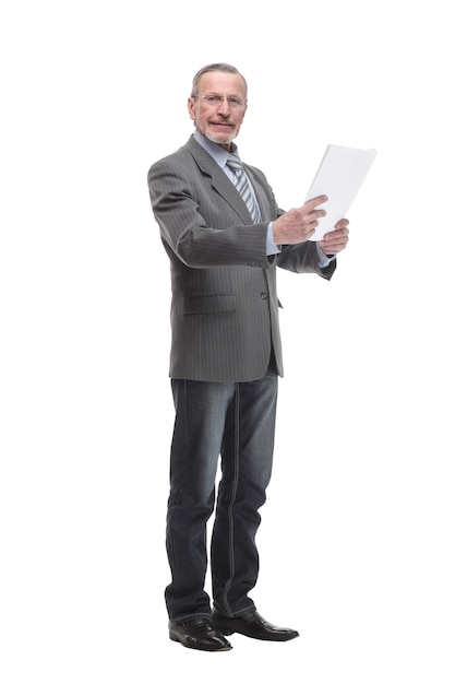 Aufnahme eines hochrangigen Berufstätigen, der Papiere in der Hand hält und Papierkram erledigt
