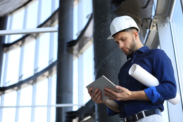 Aufnahme eines Ingenieurs mit einem digitalen Tablet auf einer Baustelle. Diese Software hilft mir, den Überblick zu behalten.