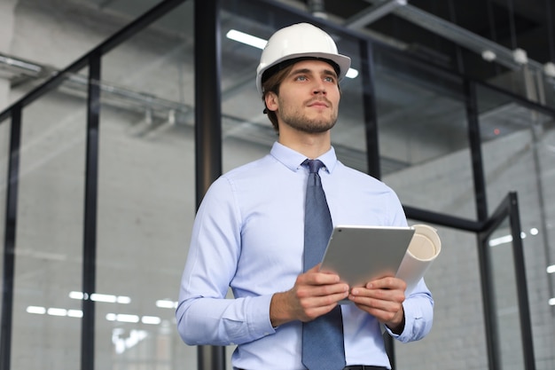 Aufnahme eines Ingenieurs mit einem digitalen Tablet auf einer Baustelle.