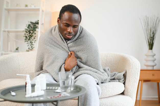 Aufnahme eines jungen Mannes mit einer Erkältung, der sich zu Hause erholt