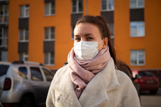 Aufnahme eines Mädchens in einer Maske auf der Straße, die die Covid19-Pandemie sperrt