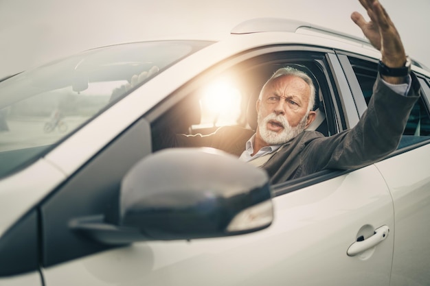 Aufnahme eines wütenden Senior-Geschäftsmanns beim morgendlichen Pendeln.