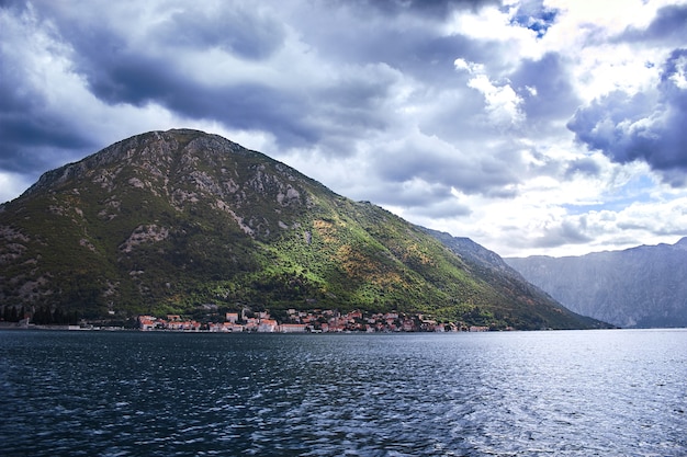 Aufnahme in Kotor, Montenegro. Blick auf die Berge vom Wasser aus