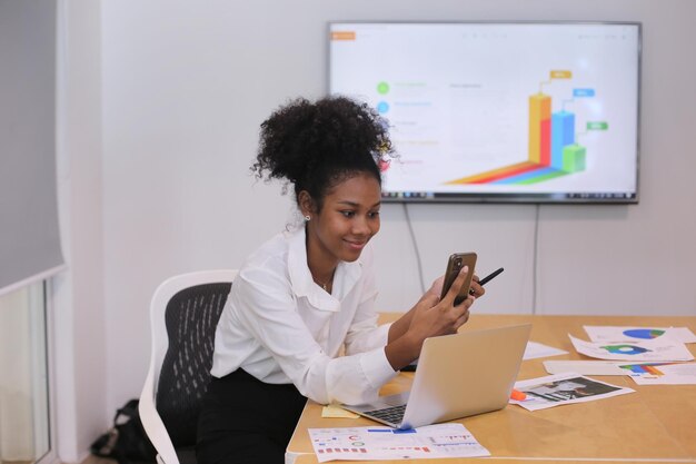 Aufnahme von Geschäftsleuten, die ihre Geräte in einem modernen Büro verwenden