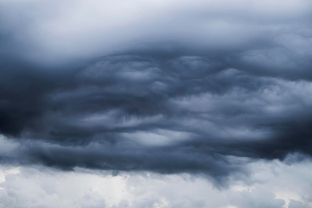 Aufnahme von schwarzen Sturmwolken