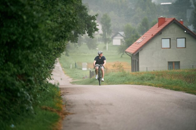 Aufregende Gravel-Fahrt Mann in Aktion auf einem Fahrrad Outdoor-Abenteuerradfahrer genießt eine Gravel-Radtour in der Natur