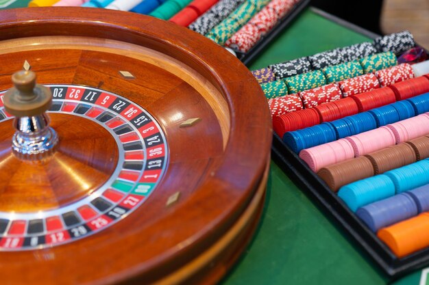 Foto aufregender casino-moment das klassische roulette-rad dreht sich auf einem eleganten tisch und fängt die aufregung ein