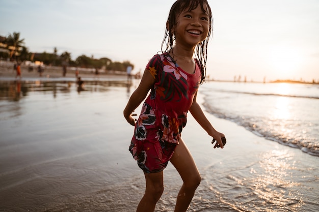 Aufregung der Mädchen, die am Strand mit Wasser spielen